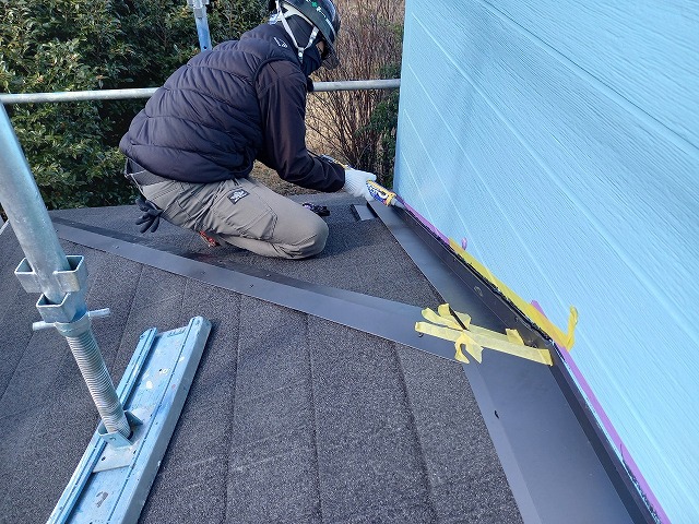 屋根板金のコーキング処理